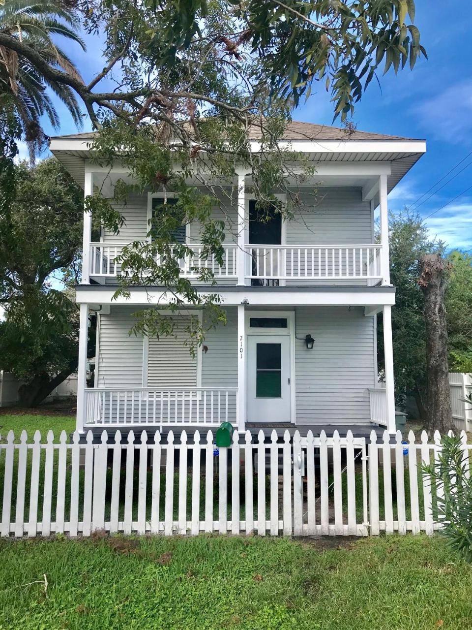 Beautiful Two-Story In Central Galveston, Short Walk To Beach, Near Downtown! | Seas The Breeze Villa Bagian luar foto