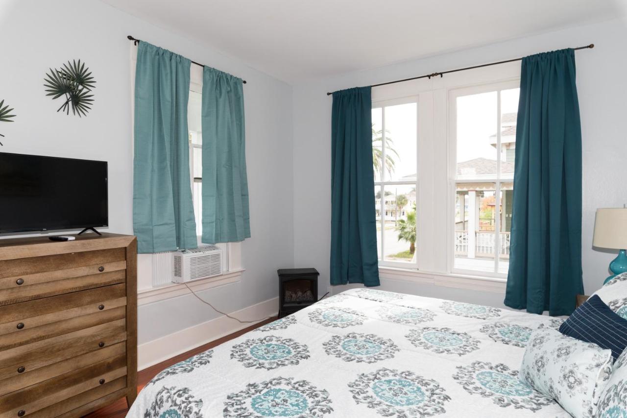 Beautiful Two-Story In Central Galveston, Short Walk To Beach, Near Downtown! | Seas The Breeze Villa Bagian luar foto